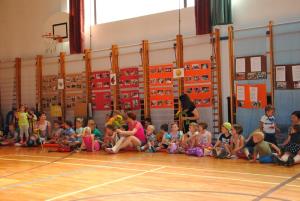 Vrtčevski otroci pomahali vrtcu v slovo 3